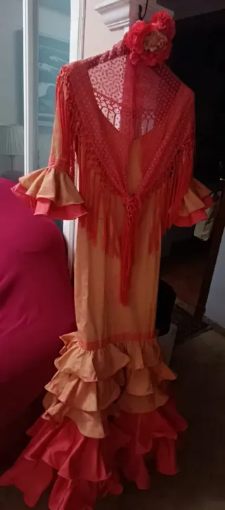 Conjunto completo vestido flamenca con accesorios.