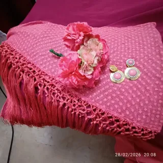 Conjunto completo vestido flamenca con accesorios.