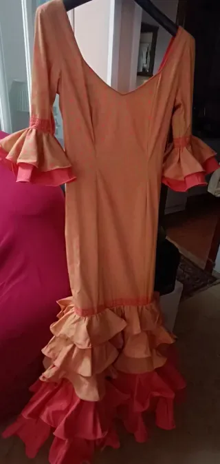 Conjunto completo vestido flamenca con accesorios.