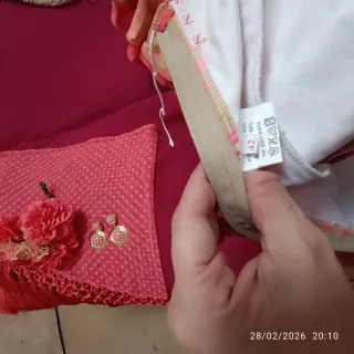 Conjunto completo vestido flamenca con accesorios.