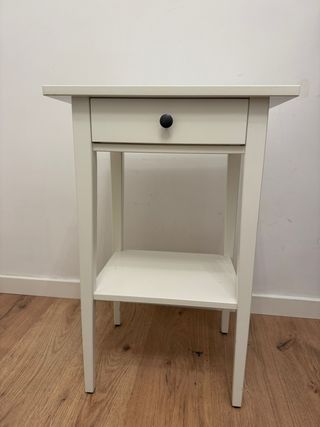 Mesita de noche blanca con cajón