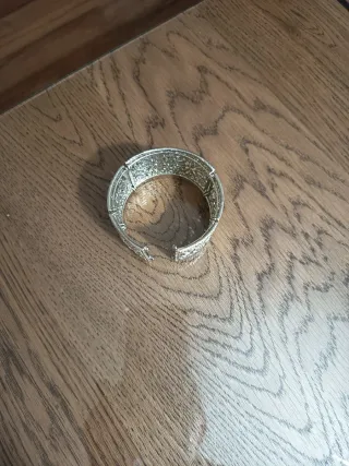 Brazalete plateado con diseño floral de 4 cm