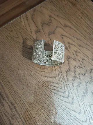 Brazalete plateado con diseño floral de 4 cm