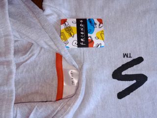 CON ETIQUETA FRIENDS Sudadera Vestido con capucha.