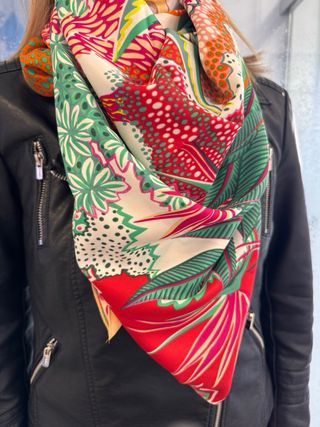 Pañuelo estampado colores vibrantes