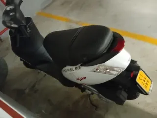 Piaggio Zip Scooter Blanca