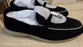 Mocasín de ante negro para hombre.