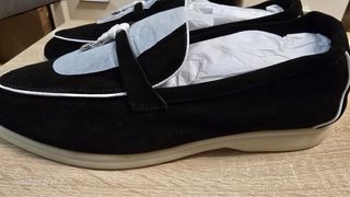 Mocasín de ante negro para hombre.