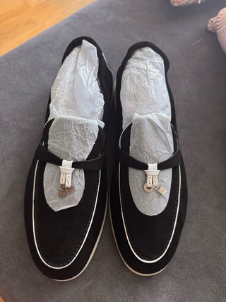 Mocasín de ante negro para hombre.