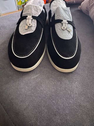 Mocasín de ante negro para hombre.