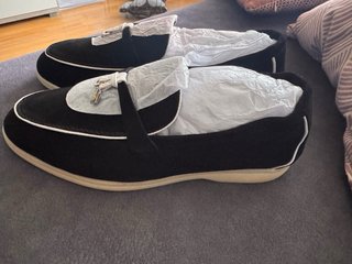 Mocasín de ante negro para hombre.