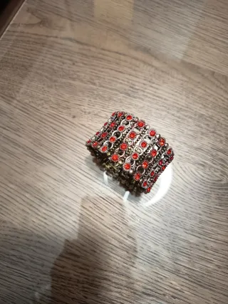 Brazalete con piedras rojas de 3,5cm de ancho