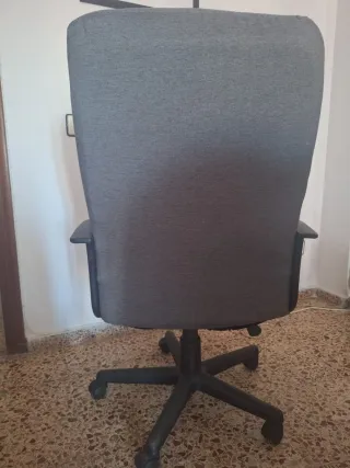 Silla de oficina giratoria gris