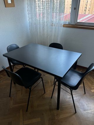 Mesa comedor negra y 4 sillas negras