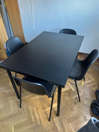 Mesa comedor negra y 4 sillas negras