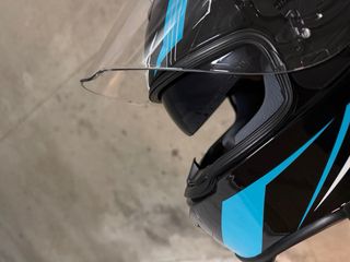 Casco integral de moto negro y azul. Talla XL.