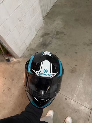 Casco integral de moto negro y azul. Talla XL.