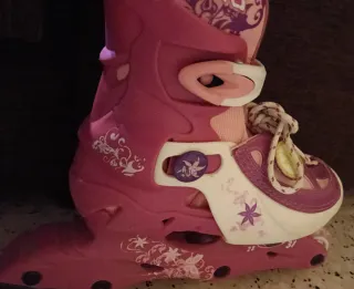 Patines en línea rosa y lila con flores