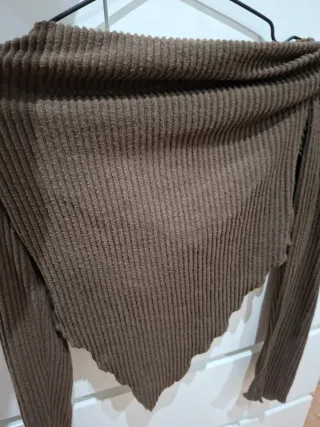 Top marrón asimétrico manga larga