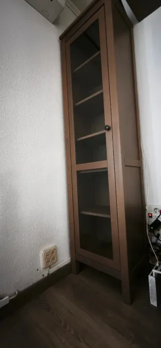 Vitrina y estanterías Hemnes Ikea.