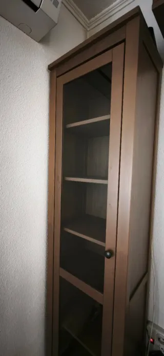 Vitrina y estanterías Hemnes Ikea.