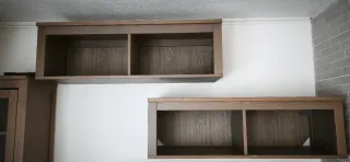 Vitrina y estanterías Hemnes Ikea.