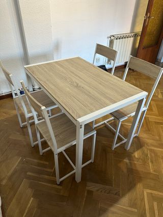 Mesa y 4 Sillas Comedor