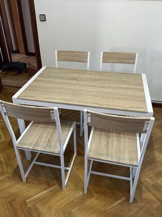 Mesa y 4 Sillas Comedor