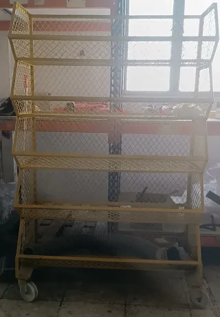 Estantería metálica con ruedas