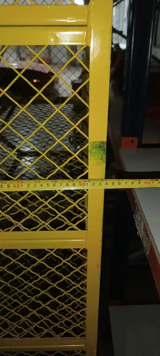 Estantería metálica con ruedas