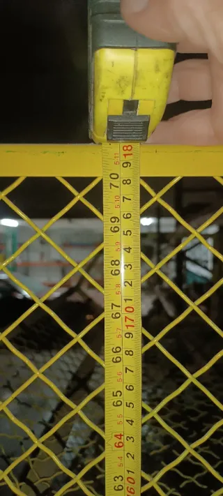 Estantería metálica con ruedas