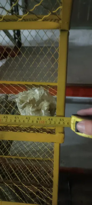 Estantería metálica con ruedas