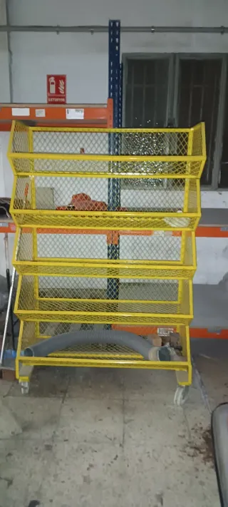 Estantería metálica con ruedas