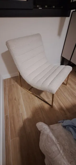 Sillón blanco y dorado como nuevo