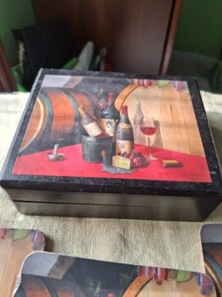 Set scatola e 5 sottobicchieri vino