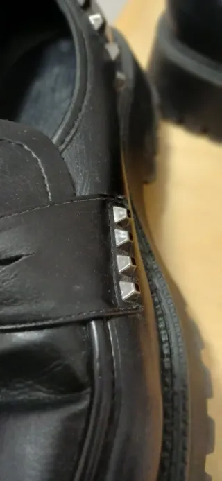 Mocasines negros con tachas T38