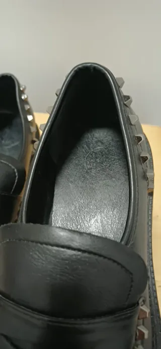 Mocasines negros con tachas T38