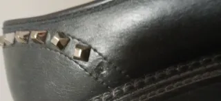 Mocasines negros con tachas T38