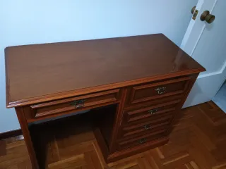Escritorio de madera marrón