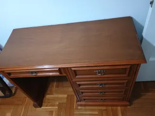 Escritorio de madera marrón
