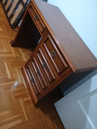 Escritorio de madera marrón