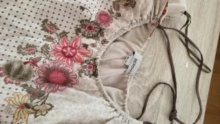 Vestido playa flores Bershka beige/rosa