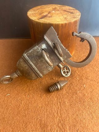 Antico lucchetto con segreto, 4 chiavi