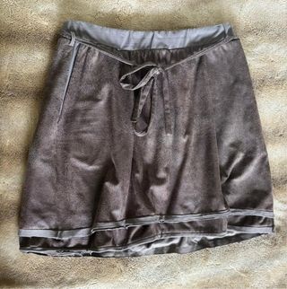 Falda marrón con cinturón