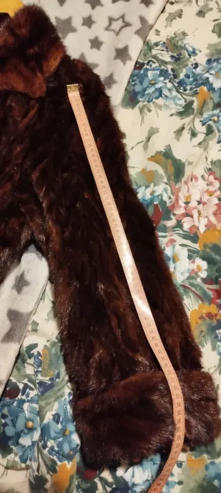 Abrigo largo con acabado piel color marrón