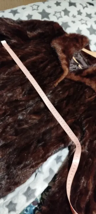 Abrigo largo con acabado piel color marrón