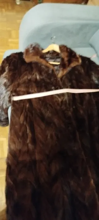 Abrigo largo con acabado piel color marrón