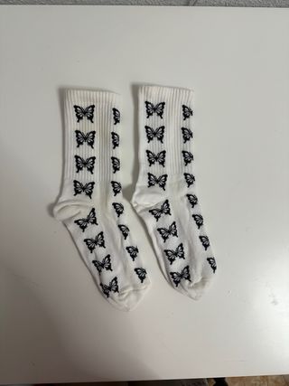 Calcetines blancos con mariposas negras