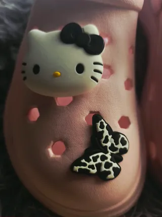 Estilo Crocs Hello Kitty con accesorios