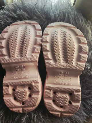 Estilo Crocs Hello Kitty con accesorios